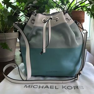 MICHAEL KORS Medium Bucket Style Bag